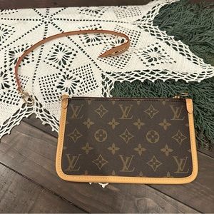 NEW Louis Vuttom authentic Monogram Pouch/Clutch